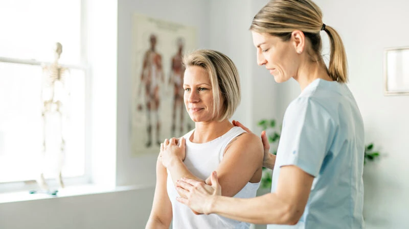 Physiotherapie Cham | Physiotherapeut behandelt Patientin Physiotherapie Cham | Physiotherapeut behandelt Patientin